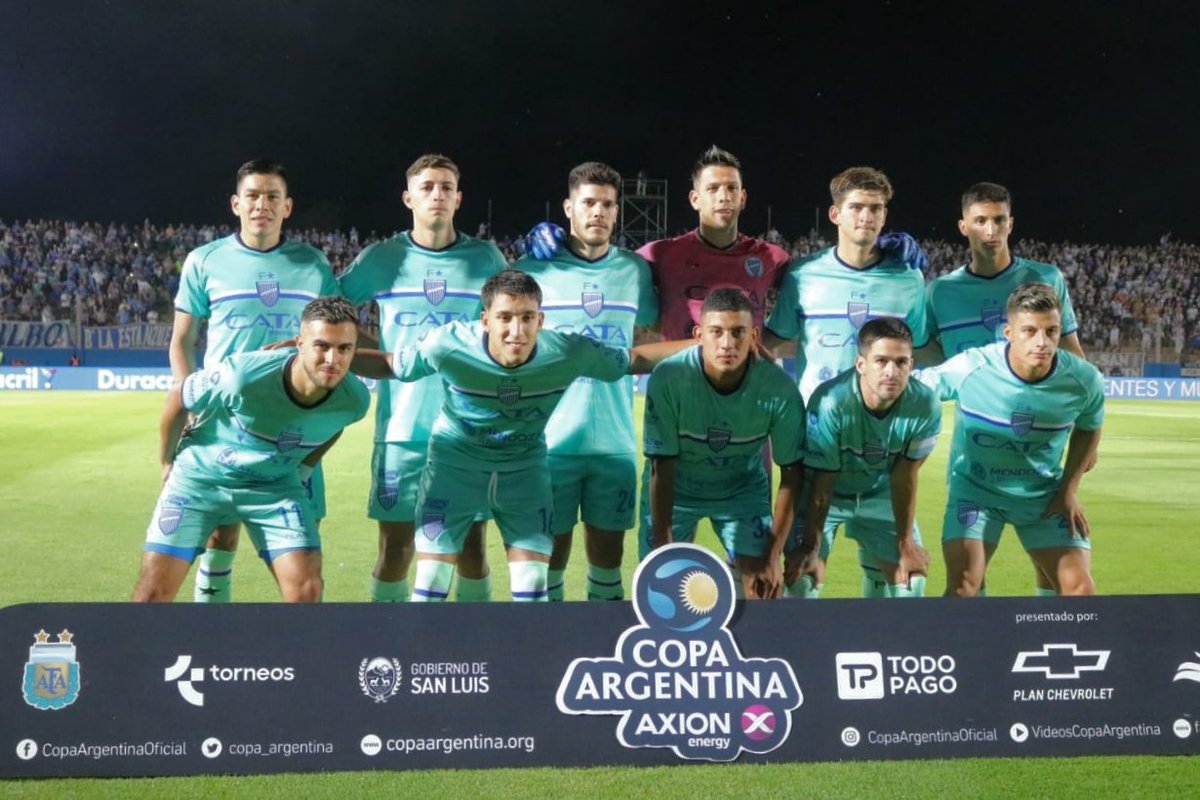Por la entrega, por la pasión, por defender estos colores con el alma.

Por la ilusión, por permitirnos soñar.

Simplemente, GRACIAS 🙌🤍💙