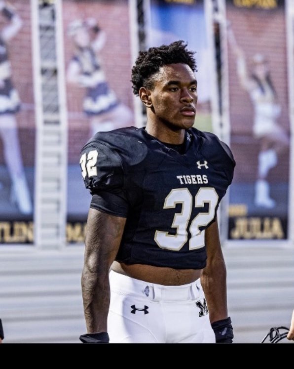 Keyshawn is a 6’1, 185 JR Outside LB playing at Mansfield High-school TX.   He’s a physical, explosive tackler with ability to get off blocks and make plays. His best attribute is open-field tackling and covering receivers with previous corner/safety experience.