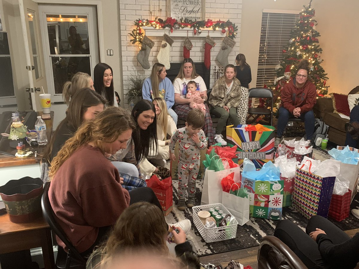 Christmas came a little early for these ladies🎄 Merry Christmas from SE Softball ❤️