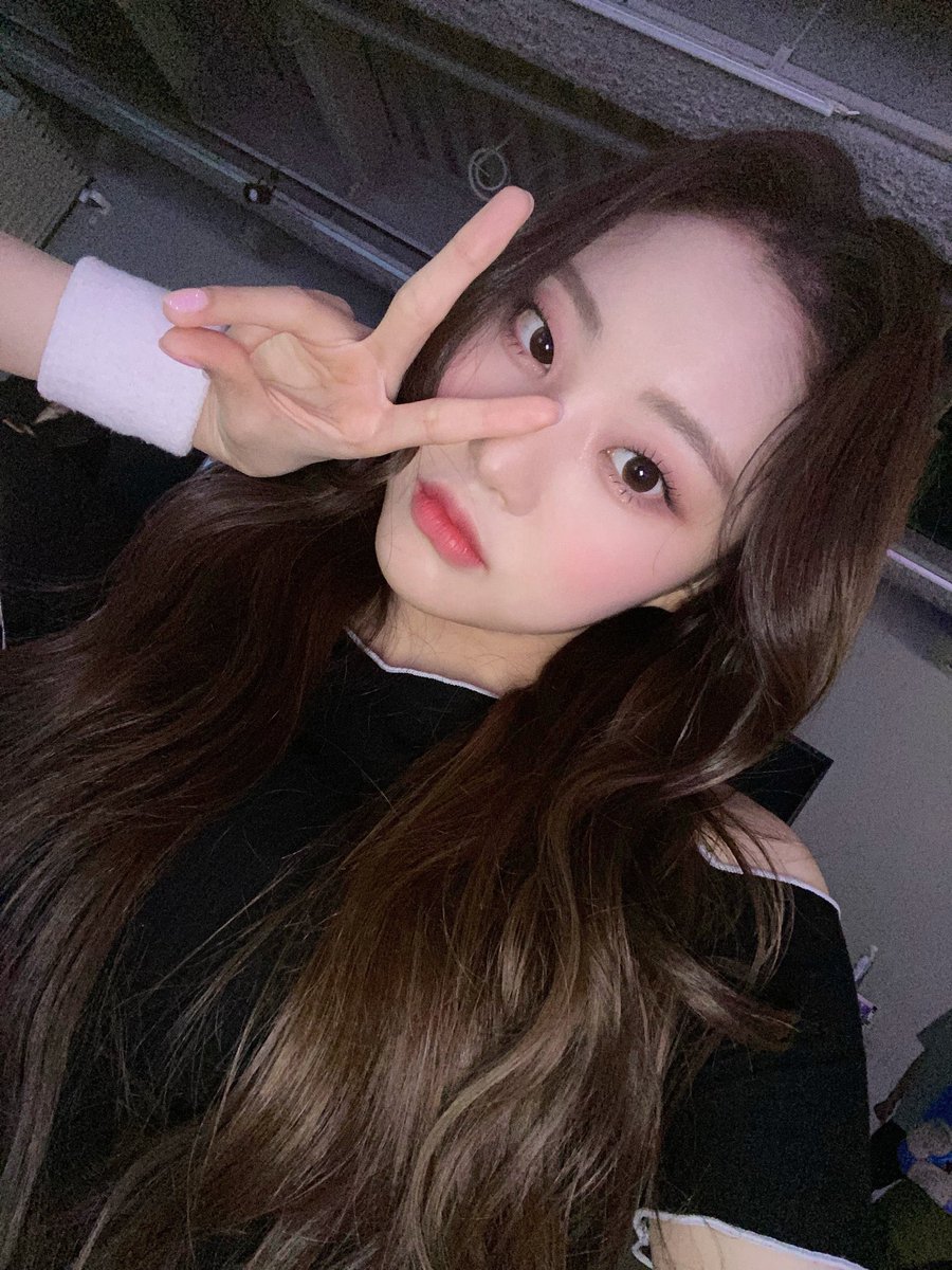xiaocaicuties's tweet photo. i love how suyeon gives us so many selfies that we have been waiting for thank you sheon of billie 💓💓💓 https://t.co/M5J1MPKUNM