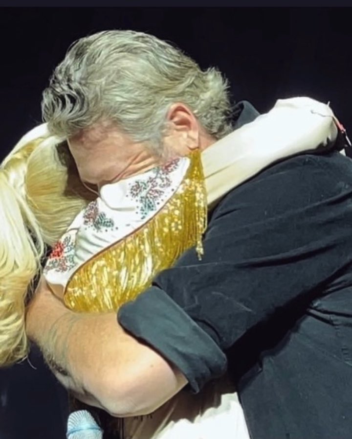 SG_BlakeandGwen's tweet image. “Who are we to question
God and His greater plan?
You and me are a blessing
And all we gotta do is say amen, amen.”

@blakeshelton @gwenstefani when EVERYTHING makes sense.. no more wasted days. Amen.