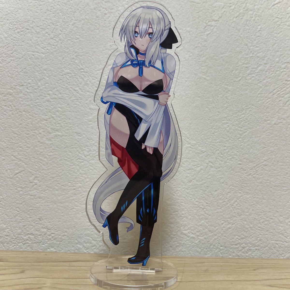 モルガン「モルガンさんのアクスタとアクキーできましたー!アクキーは青ラメ入りです✨ 」|あきおのイラスト