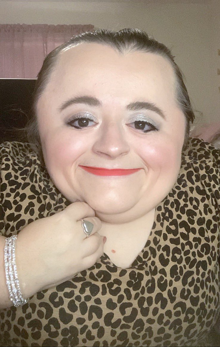 Makeup_Hannah15's tweet photo. Silver & red! ❤️ #motd💄 #ootd💕 #holidayseason2021 #christmas2021 #makeupismypassion #silvereyeshadow #redlipstick💄 #boldlashes https://t.co/yJ6dH6FXkJ