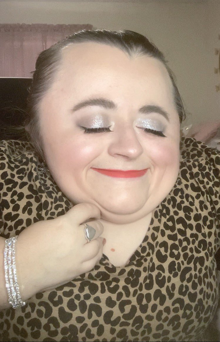Makeup_Hannah15's tweet photo. Silver & red! ❤️ #motd💄 #ootd💕 #holidayseason2021 #christmas2021 #makeupismypassion #silvereyeshadow #redlipstick💄 #boldlashes https://t.co/yJ6dH6FXkJ