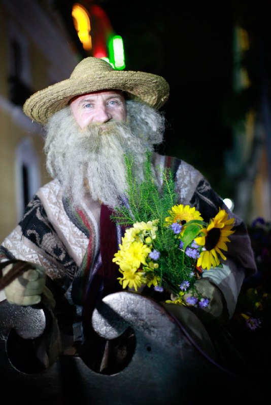 gestionperfecta's tweet photo. Bienvenido Pacheco, con tus flores y tu alegría, a llenar a Caracas de magia decembrina, color, sueños y de mucha prosperidad. 

¡Alegres estamos, porque #LlegóDiciembre! https://t.co/WS8mNxL7v1