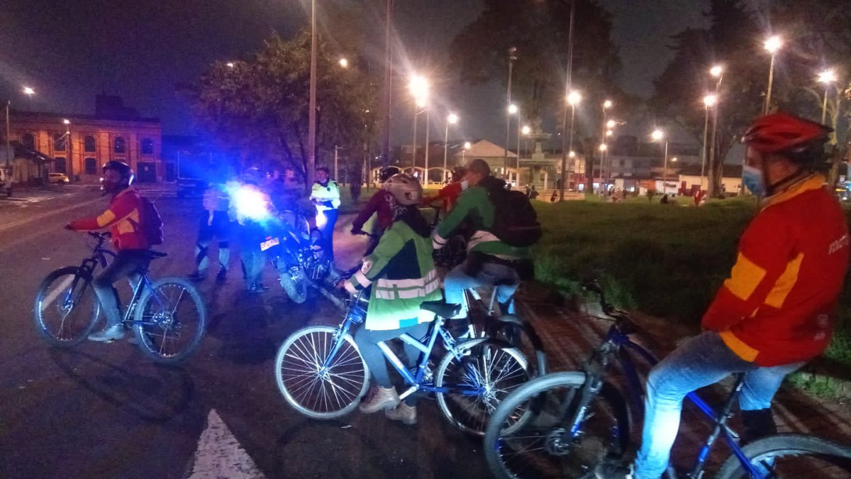 castroyleon's tweet photo. #SheriffBici l Hoy desde @SeguridadBOG organizamos una #Ciclorodada por la seguridad 🚴🏼🚴♀️🚴🏿♀️ con @AlcaldiaSantaFe @Uaesp @PoliciaBogota.
Generamos compromisos para traer toda la oferta de la estrategia #EnBiciNosCuidamos
⬇️⬇️⬇️ https://t.co/ccQxpJJWRU