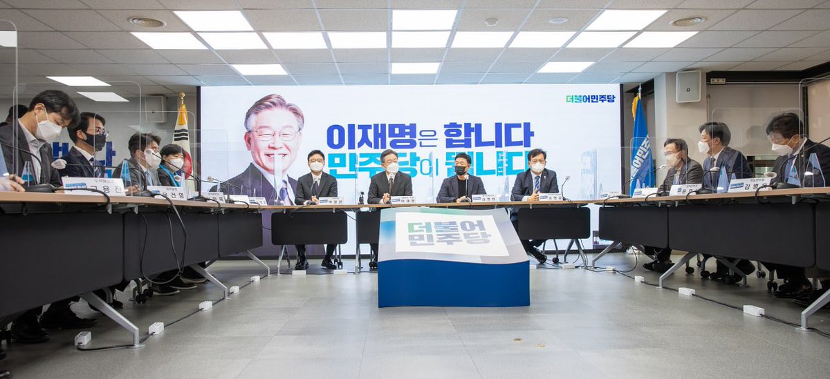 <우리 선대위가 다시 신발 끈을 동여맸습니다. 각 본부를 열정으로 이끌어주실 본부장단과 함께 국민 속으로 더욱 가까이 가겠습니다. 특히 홍보소통본부장으로 함께해주시게 된 김영희 MBC 전 콘텐츠총괄 부사장님을 진심으로 환영합니다.>