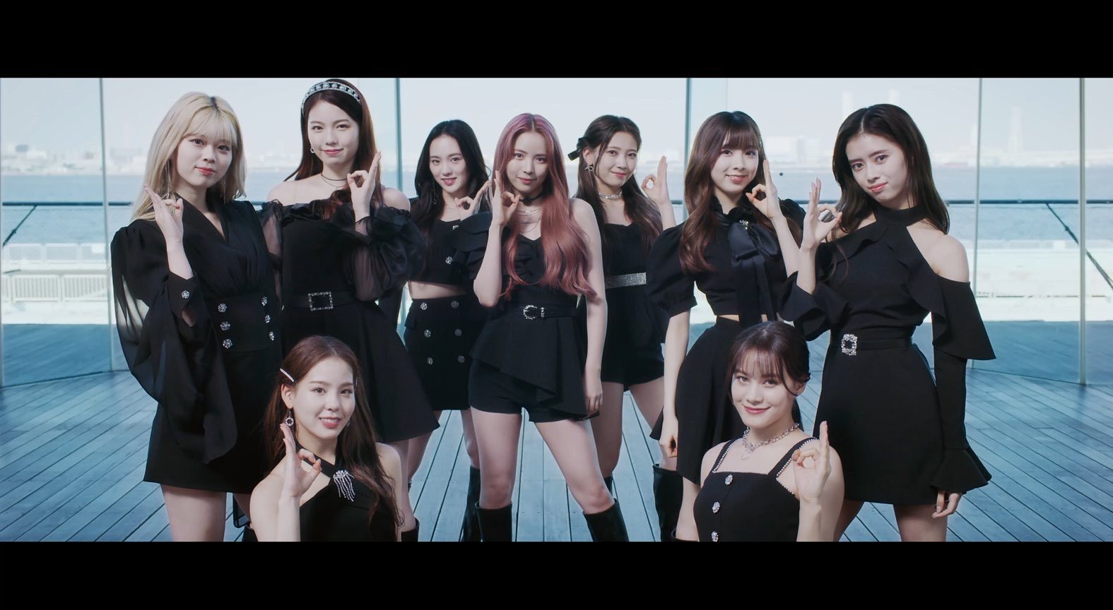 てぃー 公式twitterで白黒niziuを連続して ツイートする運営さん神か メンカラ衣装もいいけど白黒の 衣装のギャップも いいんだよなぁ Niziu Debut1stanniversary Niziuデビュー1周年おめでとう T Co 0drasxae80 Twitter