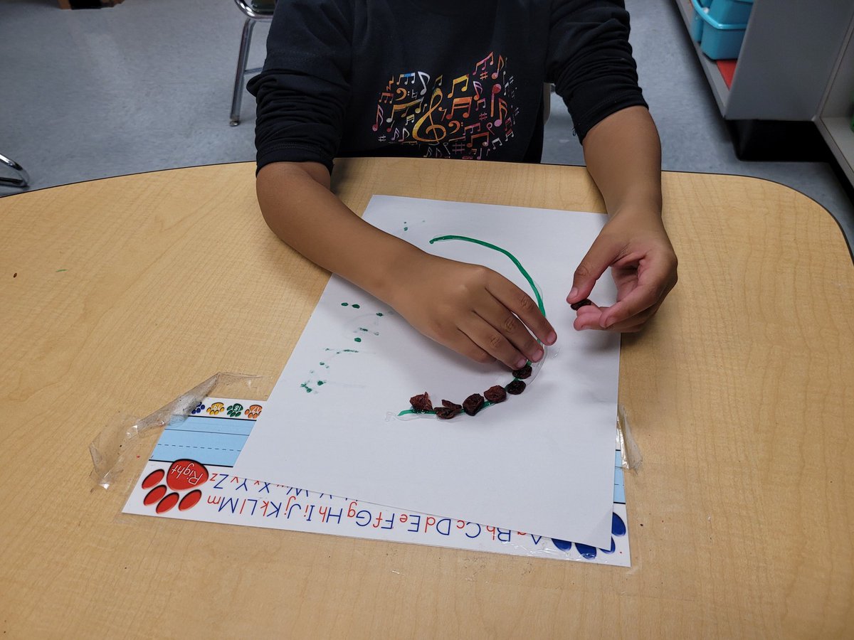 MsSarahPreKCMES's tweet photo. Pre K playing with their Cc food, cranberries, to make letter C and to make shapes. @TracyThomasCMES @CMESLions #CMESwins #teamCMES https://t.co/bMcTAbI7Rn