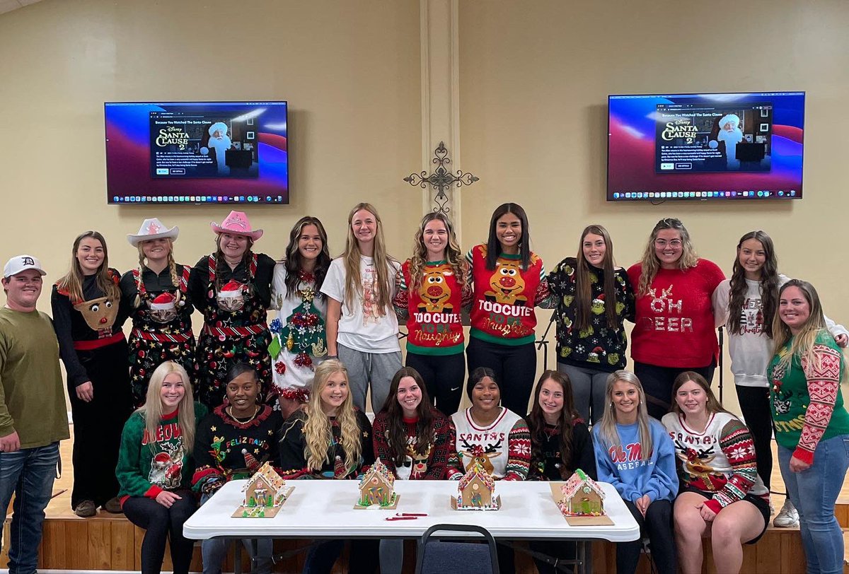 MDCCSB's tweet photo. MDCC Softball Holiday Party 2021🎄

Thank you to Josh, and the @MDCCbsu for hosting! We had some amazing food and company! Go Trojans! https://t.co/gTVOzUxEcP