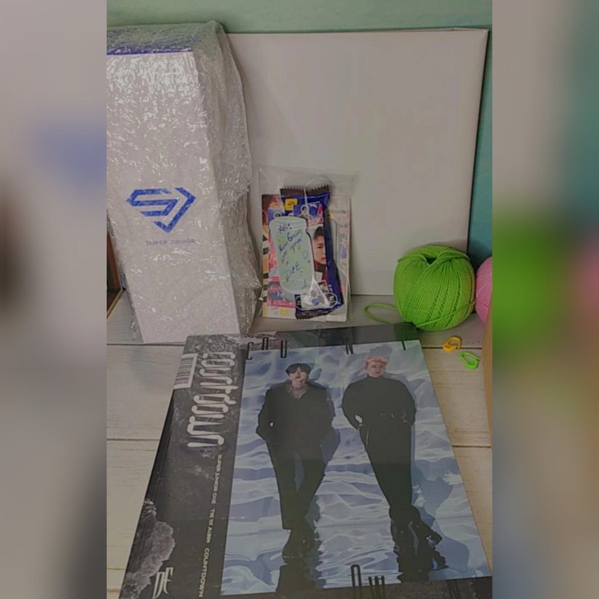 TheMeliVale's tweet photo. @TeukieYeye ya me llegó 🥰🥺 Todo perfecto como siempre. Aún no tuve tiempo de abrirlos bien pero 💖 muchas gracias. Y en serio que es el álbum más pesado con razón el envío tan caro 🤭 https://t.co/p0R0Yd29yj