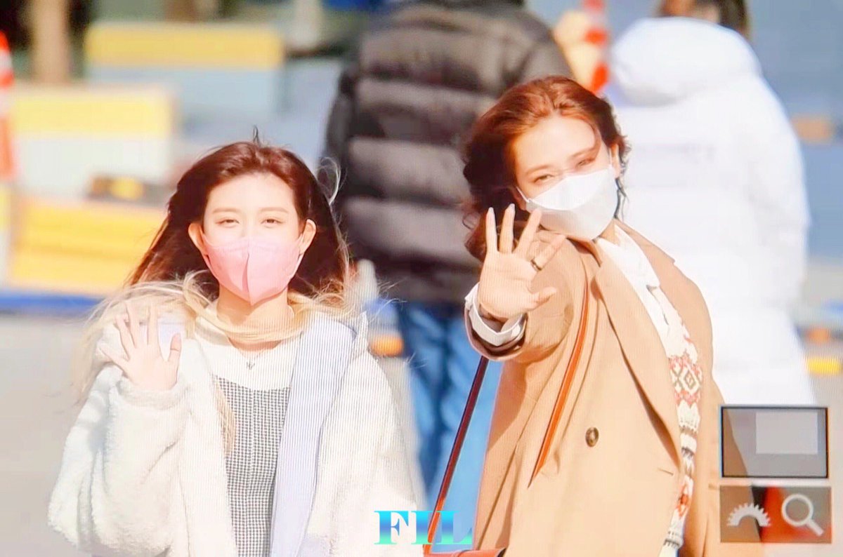 FIL_0203's tweet photo. 211202 출근길

#아이브 #IVE
#유진 #YUJIN
#가을 #GAEUL https://t.co/656K1ZmWuI