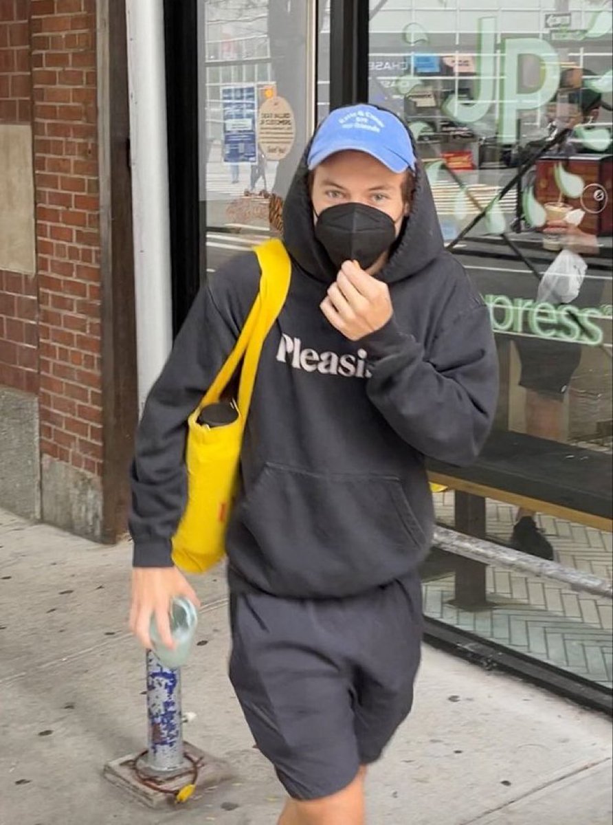 floralmokapot's tweet photo. something about harry the founder of pleasing being the only one to have a hoodie while everyone else has a crewneck is very sexy to me https://t.co/cbFo7G3L09