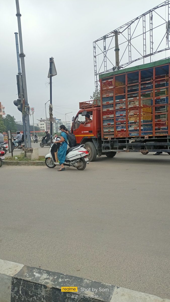 som1175's tweet photo. @KRPURATRAFFIC Sir ivathu belige nu adhe gathi, RM Nagar junction nalli https://t.co/Z92An3L6bT