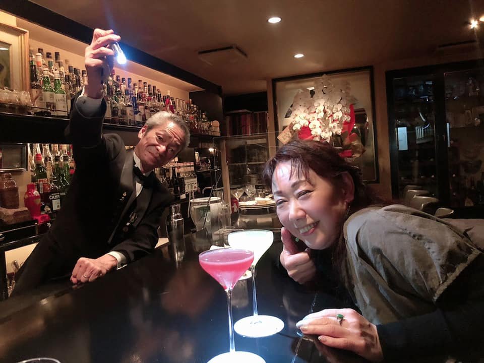 hagihara_fimiko's tweet photo. BAR SPOON 35周年おめでとう❢❢㊗️
細田さんは
バーテンダーとして世界大会にも出場され、指導もされていて
渋いマスクでシェーカーを振る姿は、今もとってもかっこいいです
30年来、通わせていただいています
漫画レモンハートのような雰囲気で気に入っています
#BARSPOON #金沢老舗BAR https://t.co/A9itMUrWq8