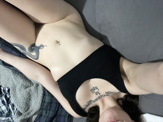 It&rsquo;s v cold but I took off my sweatpants for this please appreciate https://t.co/QyhhMbziuC