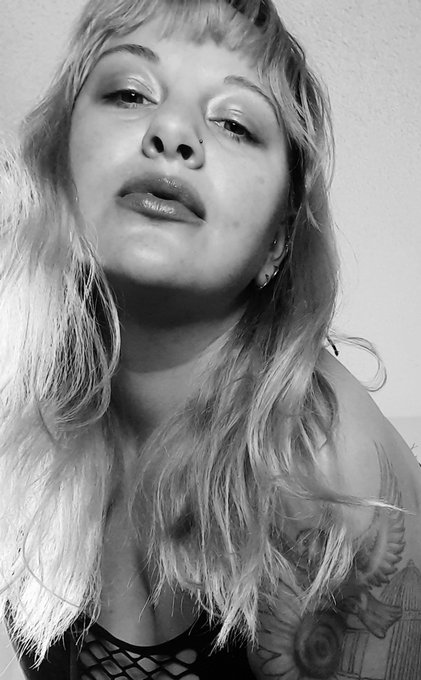 Who doesn't love a good B&W? #ContentCreator #contentseller #OmicronVarient https://t.co/QDgMPyi7Gq