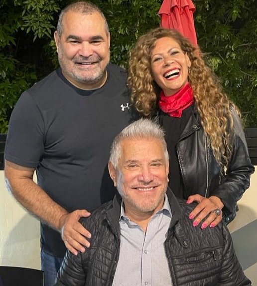 Lorenacuna's tweet photo. Ganamos todo!! 😁😉⚽️🎬@JoseLChilavert_ @andrearnaldo Hermosa noche en #elantojonuñez https://t.co/jtOyp40Hbl