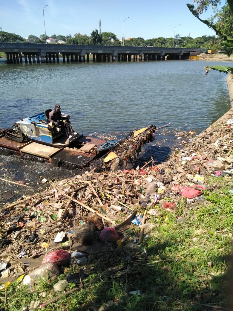 DinasPUPR's tweet photo. Kegiatan rutin normalisasi Setu Pengarengan, Cisalak, Sukmajaya dengan bantuan alat berat berupa truxor, Kamis (02/12/21)
Satgas melakukan pembersihan tanaman eceng gondok dan kiriman sampah dari hulu Kota Depok
cc : @IdrisAShomad @ImamBHartono @pemkotdepok https://t.co/l14SxJbpgL
