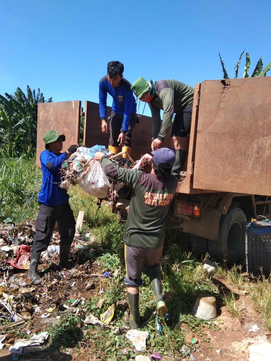 Kegiatan rutin normalisasi Setu Pengarengan, Cisalak, Sukmajaya dengan bantuan alat berat berupa truxor, Kamis (02/12/21)
Satgas melakukan pembersihan tanaman eceng gondok dan kiriman sampah dari hulu Kota Depok
cc : <a href="/IdrisAShomad/">Mohammad Idris</a> <a href="/ImamBHartono/">Imam Budi Hartono</a> <a href="/pemkotdepok/">PEMERINTAH KOTA DEPOK | #AyoPakaiMasker</a>