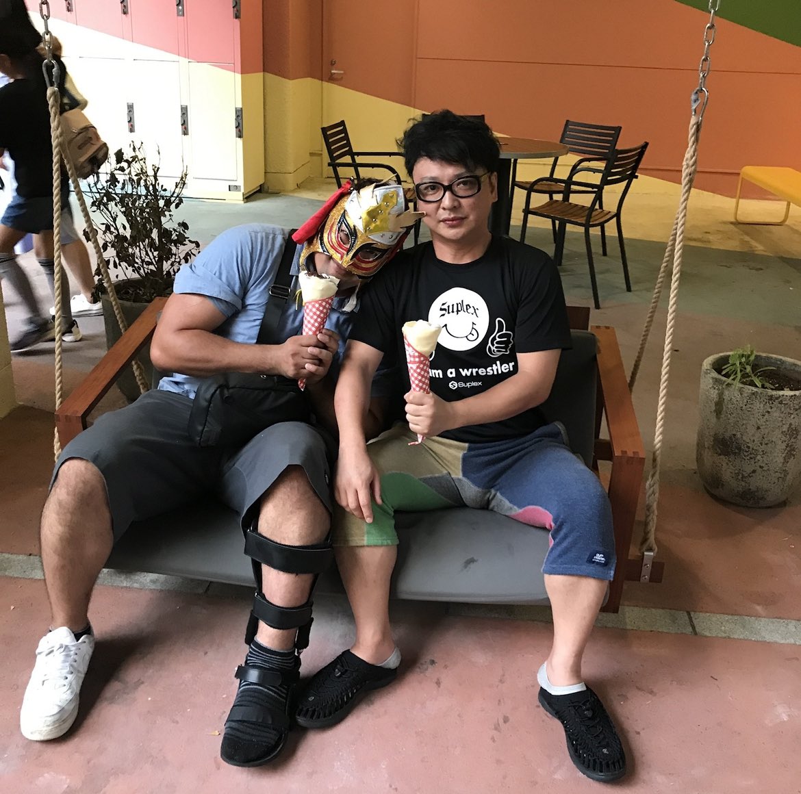 morimasukarasu's tweet photo. プロレスラー選手名鑑
が出ると年末を感じます。

GOSAMARU選手
いつも「好きな有名人」の欄に
森一弥
と言ってくれてありがとう。

またクレープ
おごらなきゃ。

しかし
なんでこんなに
なついているのか？
知り合いなのか？ https://t.co/NYLYf9K9Qa
