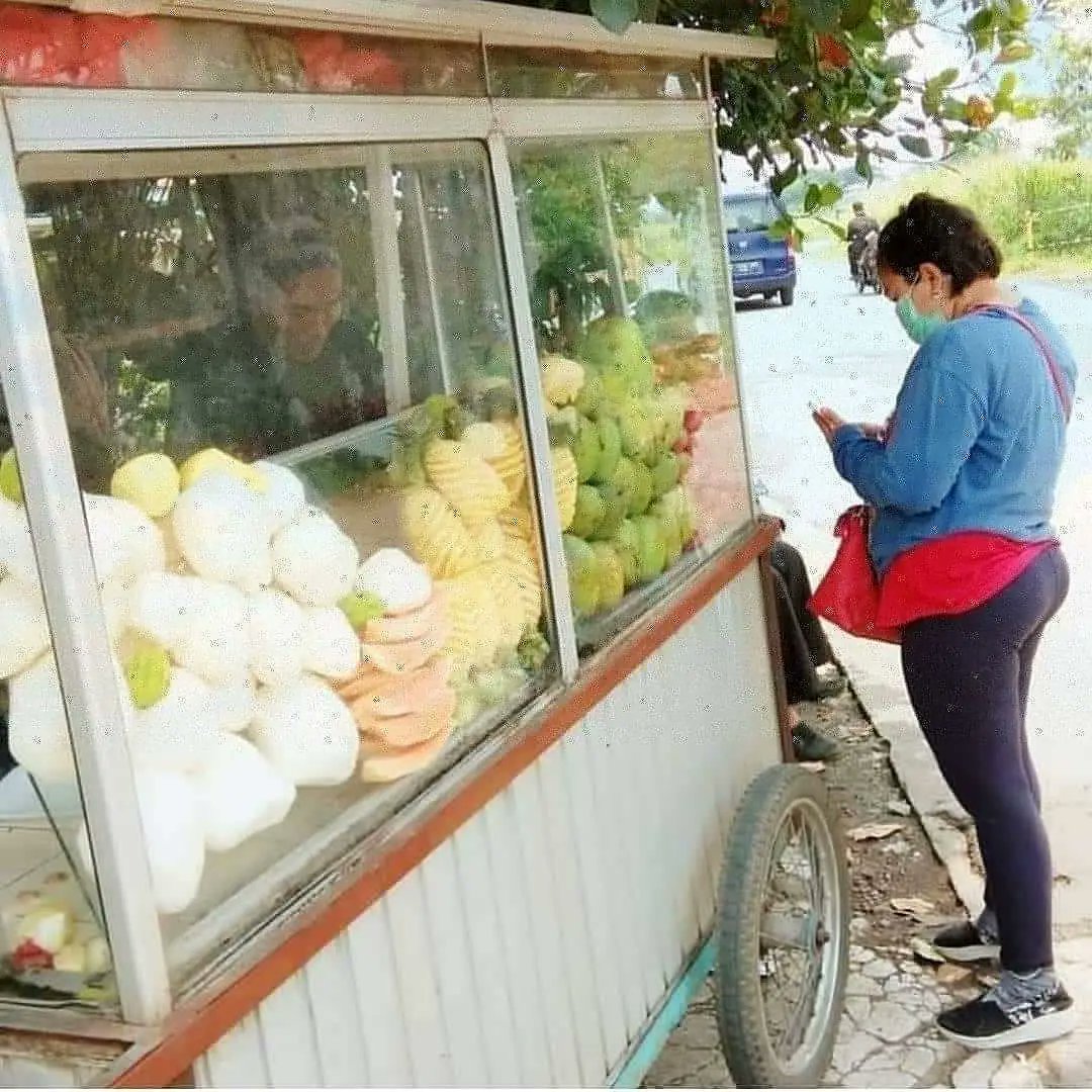 abouttng's tweet photo. Ngiler nggak? Sore-sore beli rujak buah di jalan akses Tanah Gocap depan Kampus Budhi, Karawaci, Kota Tangerang 😋

#abouttng https://t.co/aihA2TMZUO