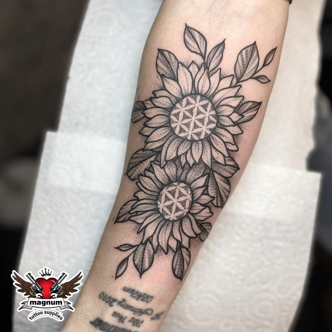MagnumTattoo's tweet photo. Beautiful tattoo done with #magnumtattoosupplies from Lucie Morticia!🌻
.
.
#sunflowertattoo #floweroflife #tattoo #floweroflifetattoo #dotworkflowers
https://t.co/W5ff1BrbeH https://t.co/Kwg6DXmQn2