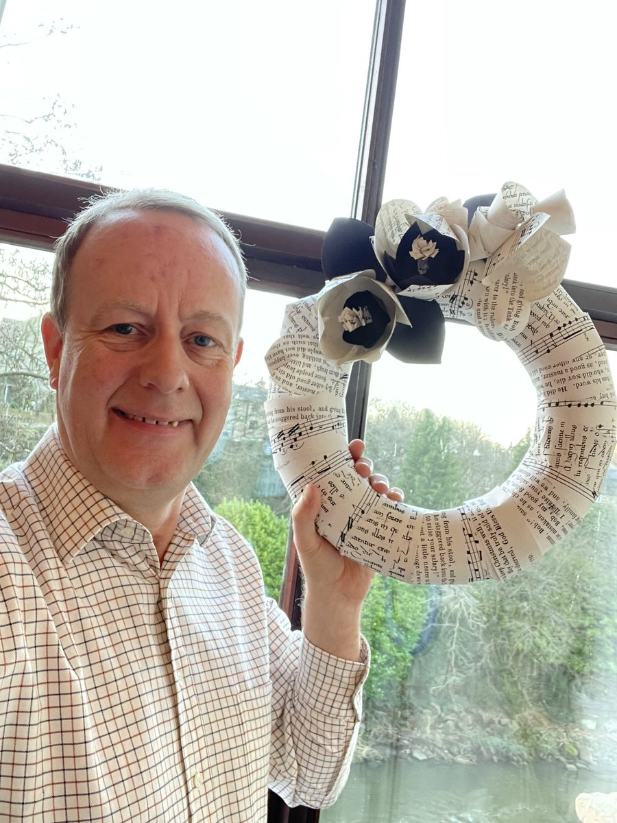 Thank you <a href="/artschoolcreate/">Helen</a> for your amazing wreath making class yesterday. Didn’t think it’d be my thing but I loved it. Total de-stress too 😊🎅 #stretch