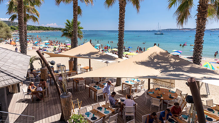 𝙇𝙄𝙆𝙀 als je ook zo klaar bent met de regen 🌧 en uitkijkt naar een zonnig terras aan het strand 🏖