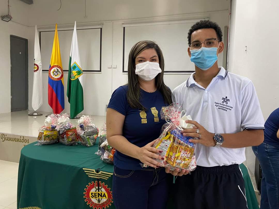 RuthRamrezOspi1's tweet image. 💁🏻‍♀️💁🏻‍♂️Los Aprendices #SENACaucasia, participaron de premiaciones como anchetas navideñas 🎄y pizzas🍕. El Ctpga agradece por participación en la VI Semana de los Idiomas.
Agradecemos a la #Gobernacióndeantioquia y a #DistribucionesRíoGrande por su contribución. Felicitaciones!