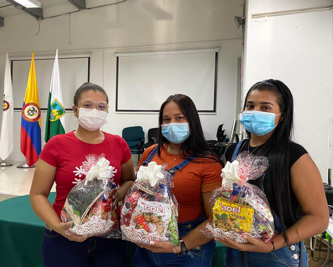 RuthRamrezOspi1's tweet image. 💁🏻‍♀️💁🏻‍♂️Los Aprendices #SENACaucasia, participaron de premiaciones como anchetas navideñas 🎄y pizzas🍕. El Ctpga agradece por participación en la VI Semana de los Idiomas.
Agradecemos a la #Gobernacióndeantioquia y a #DistribucionesRíoGrande por su contribución. Felicitaciones!