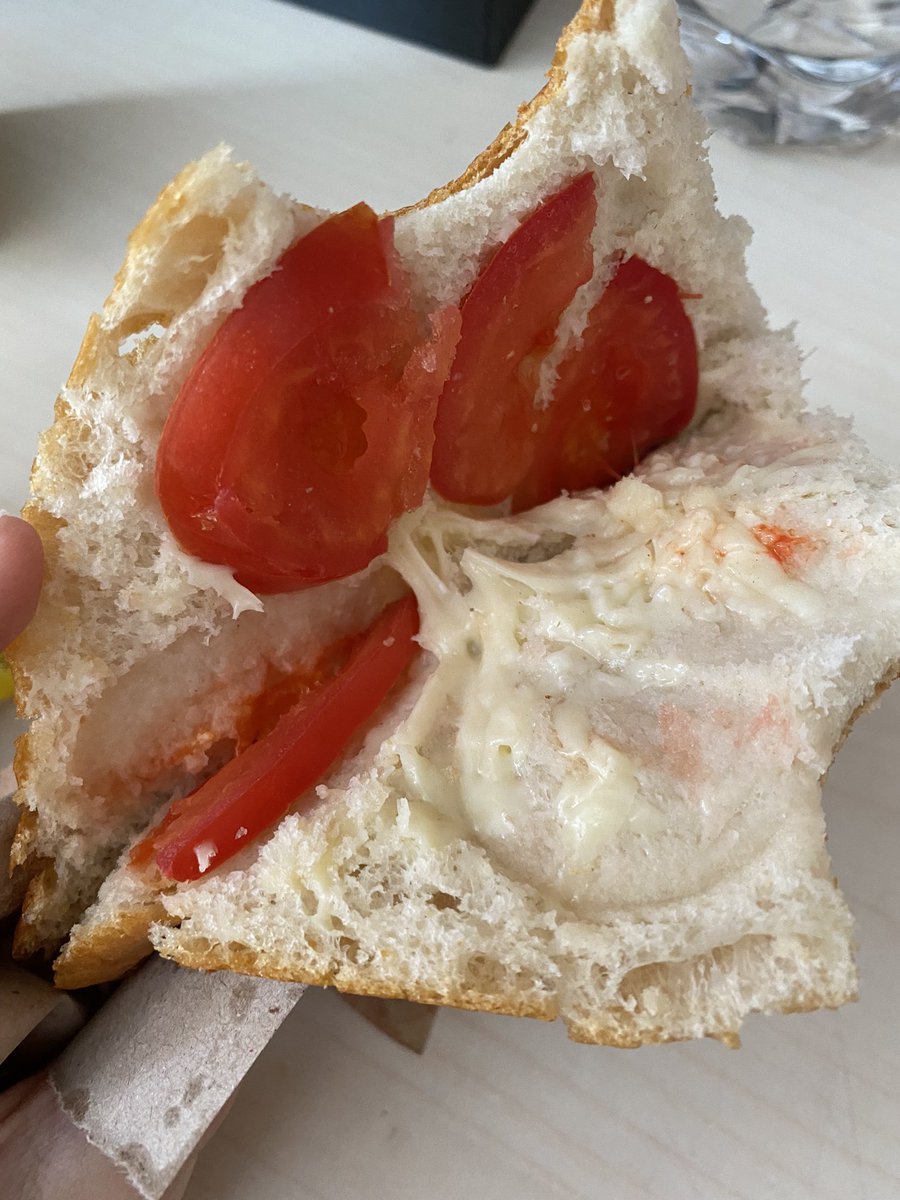 ablam almanya’ya gitti görüntülü arıyo kahvaltıda somon yiyo o sırada benim yaptığım kahvaltıya bakın