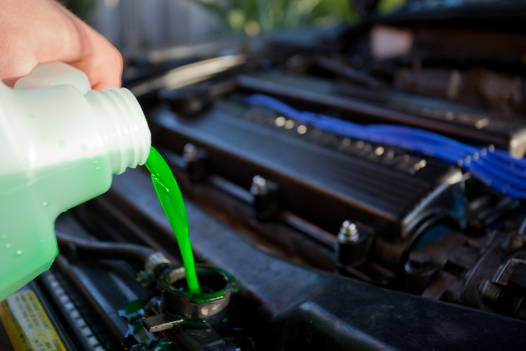 carservices12's tweet photo. Is it possible to clear the #heatercore with a #radiatorflush?
#Radiator & heater core are 2 separate components with comparable but distinct functions. They're both parts of a #coolingsystem,& the same #coolant runs through both.
Flushing a radiator helps to prevent #rust. https://t.co/eC64LE4S1y