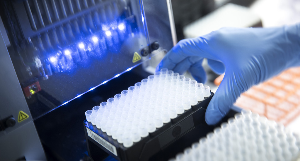 Det er en del af DK's #lifescience-strategi at fremme off-privat samarbejde. Rigshospitalet og <a href="/RocheDiaDK/">Ro0od Poc</a>  indgår nu partnerskabsaftale om udvikling og test af fremtidens digitale, diagnostiske løsninger og digital videreudd. af personalet.
bit.ly/3d9vNKS
#sundpol