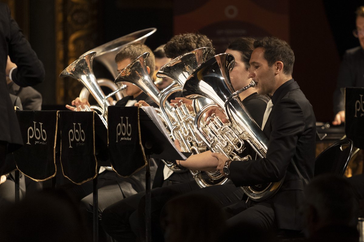 [retour en images] 
Sonnez tubas ! Clôture en fanfare avec le <a href="/ParisBrassband/">ParisBrassband</a> 🎺
©Yves Petit
#calendrierdelavent2021 
#74eFestival