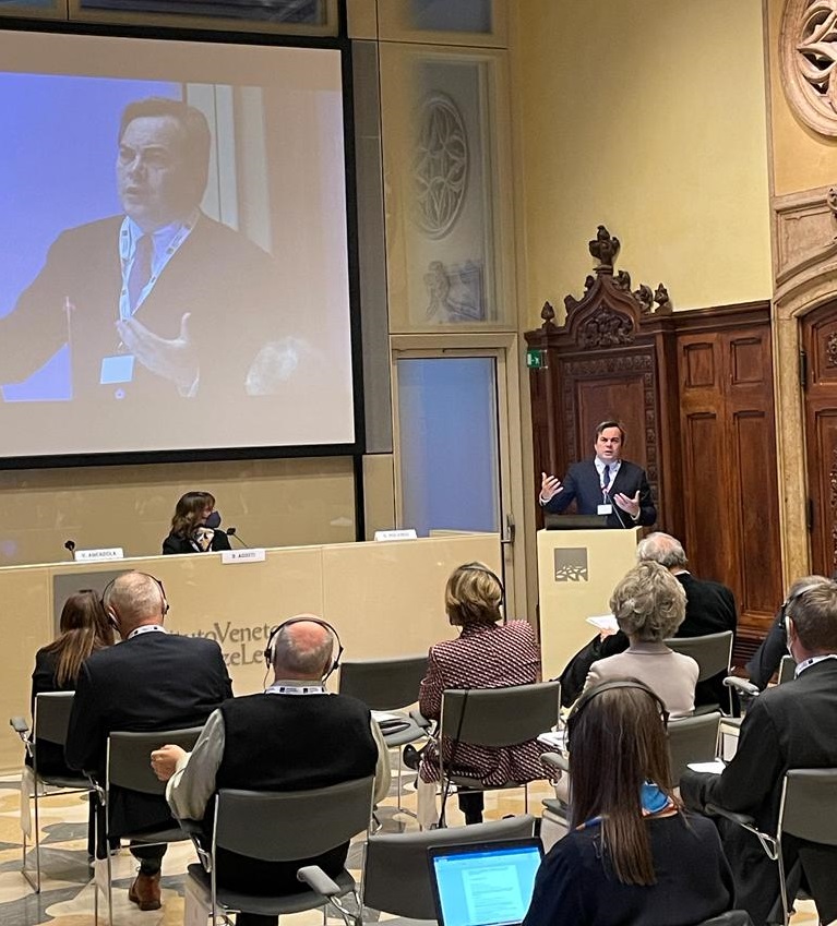 DipPoliticheUE's tweet photo. 🇪🇺 🇮🇹 Al via la sessione autunnale del #ClubdiVenezia #ClubofVenice 
🗣️👥 I comunicatori europei discutono di Conferenza sul futuro dell'#Europa #CoFoE, #COVID19 e cambiamenti climatici.
Programma della due-giorni ⤵️
https://t.co/SElJepi637 https://t.co/EwDV5Nm58t