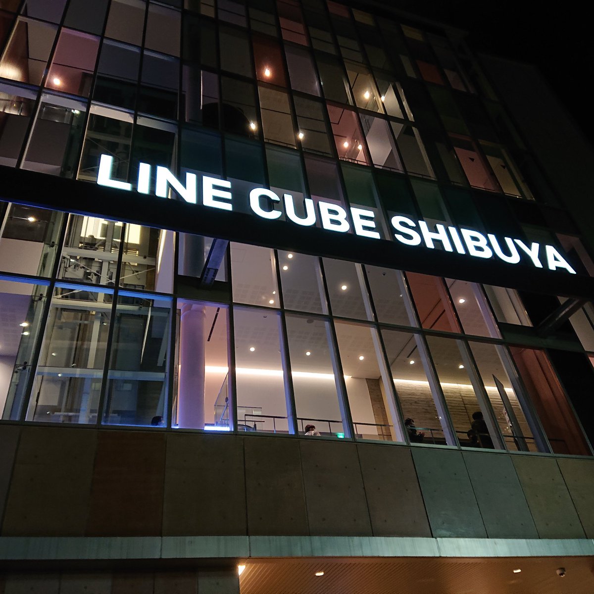 m00min5's tweet photo. 折坂くんのライブに来ています！
前回は体調不良で泣く泣く諦めました
前々回はコロナで吹っ飛びました(でも配信ライブは素晴らしくて感動)
単独公演を観るのは初めてだし
ライブ自体久々過ぎて言葉になりません https://t.co/QXapF3t0YO