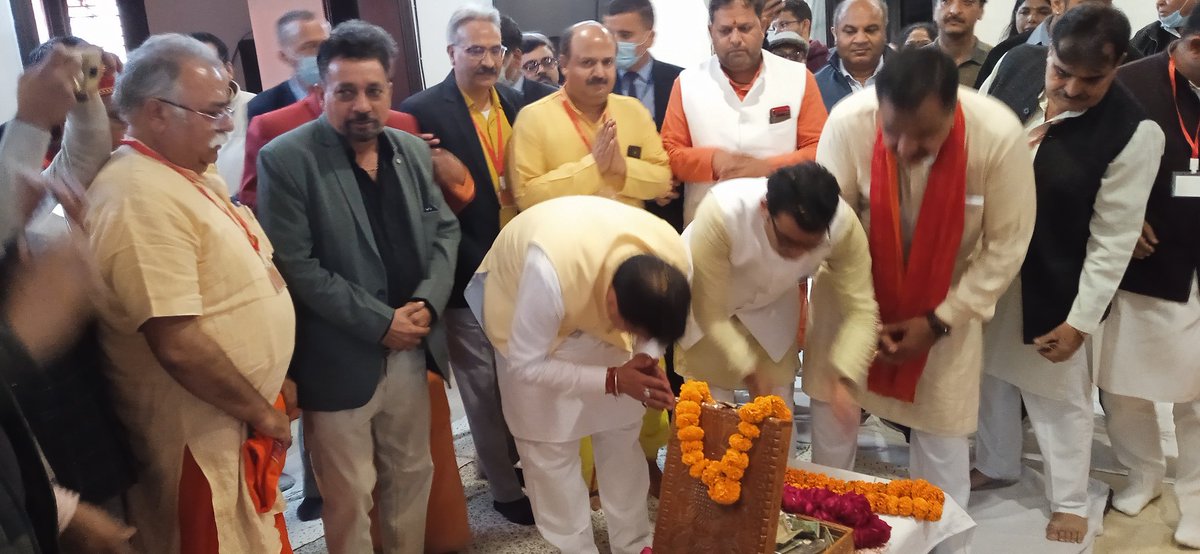 Ramkailash123's tweet photo. रूद्रपुर (गवाचौक) स्थित रमेश मिड्ढा के आवास पर उत्तराखण्ड के मुख्यमंत्री श्री पुष्कर सिंह धामी जी ने गोवर्द्धन पीठाधीश्वर श्रीमद्जगद्गुरू शंकराचार्य स्वामी श्री निश्चलानन्द सरस्वतीजी महाराज, से भेंट कर उनसे आशिर्वाद और मार्गदर्शन प्राप्त किया, https://t.co/4XvSSwTAn6