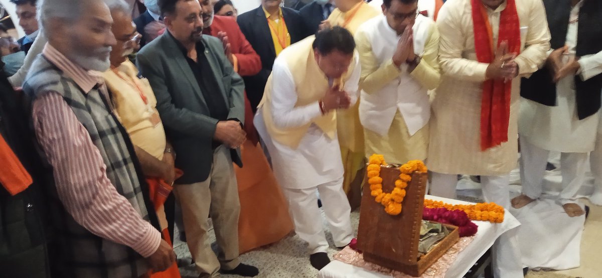 Ramkailash123's tweet photo. रूद्रपुर (गवाचौक) स्थित रमेश मिड्ढा के आवास पर उत्तराखण्ड के मुख्यमंत्री श्री पुष्कर सिंह धामी जी ने गोवर्द्धन पीठाधीश्वर श्रीमद्जगद्गुरू शंकराचार्य स्वामी श्री निश्चलानन्द सरस्वतीजी महाराज, से भेंट कर उनसे आशिर्वाद और मार्गदर्शन प्राप्त किया, https://t.co/4XvSSwTAn6