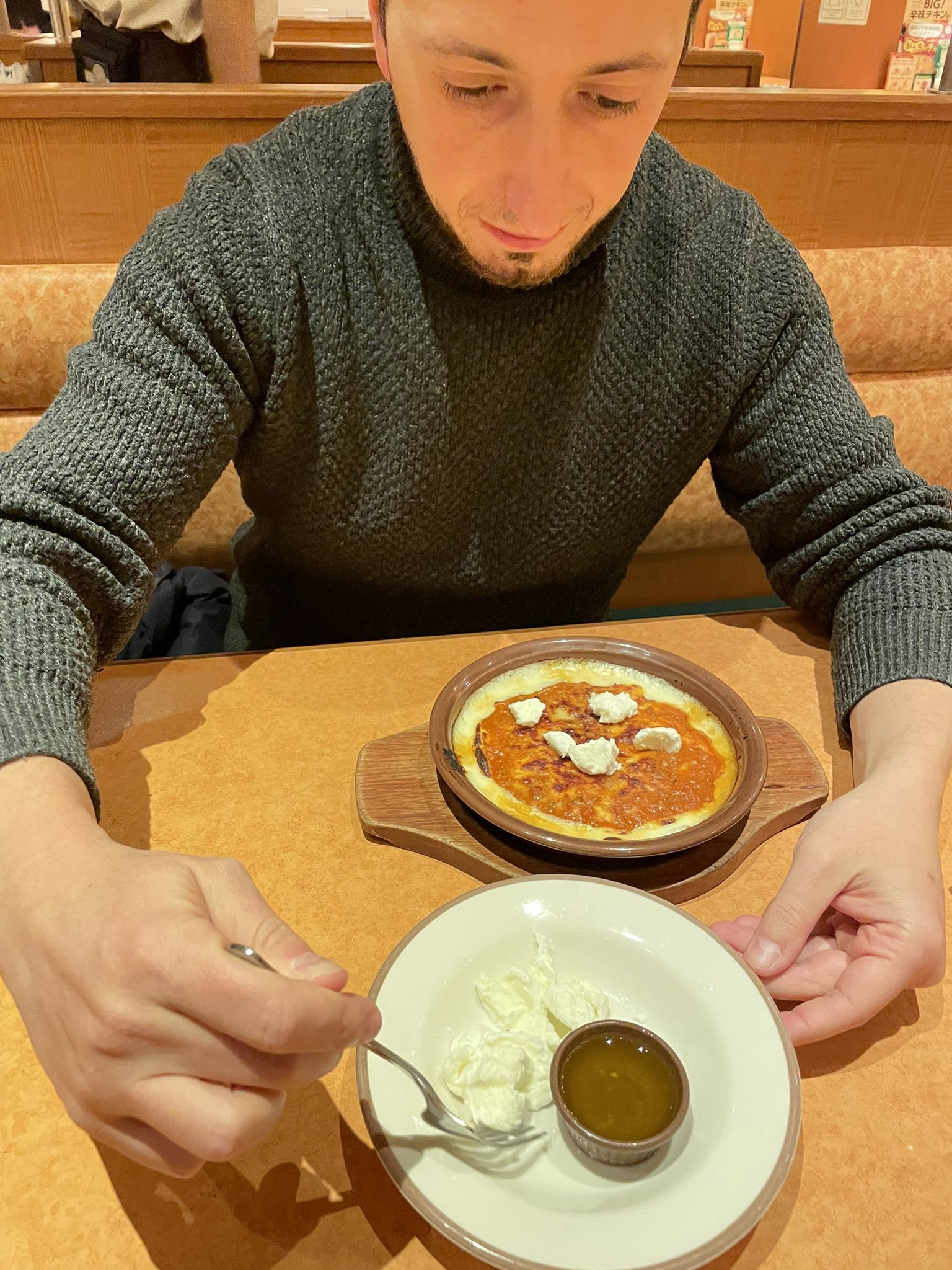 マッシ フード 通訳 サイゼリヤ ミラノ風ドリアの美味しいアレンジ方法 熱々のミラノ風ドリアに 切った バッファローモッツァレラと付属のシチリア産海塩入りオリーブオイルをかけて 混ぜ混ぜしてチーズが溶けてから食べる 今まで考えられ マッシ フード 通訳 サイゼリヤ ミラノ風ドリアの美味しいアレンジ方法 熱々のミラノ風ドリアに 切った バッファローモッツァレラと付属のシチリア産海塩入りオリーブオイルをかけて 混ぜ混ぜしてチーズが溶けてから食べる 今まで考えられ