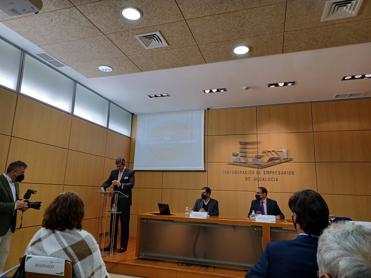 JJBocarando's tweet photo. Premios del Foro Andaluz de #RSE de la @CEAes_ .
@RecicladosLaRed y @gruporusvel (qué cumple 100 años!!) liderada por @Miguelruspalac1 premiadas por sus acciones.
Presenta @Manuel_Parejo y colabora @Mercadona con su iniciativa #EActiVate https://t.co/x370MsQGU2