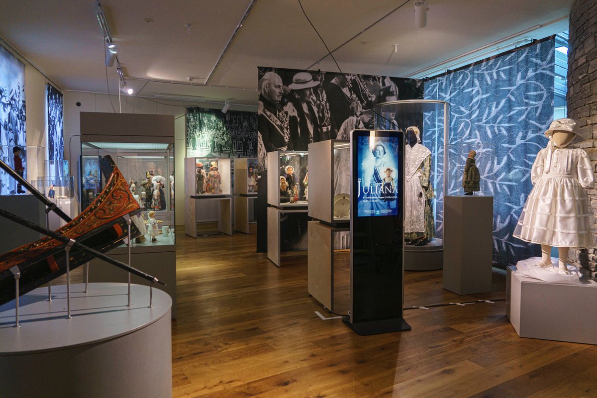 Roosje_RH's tweet photo. Koninklijke tentoonstelling. Hindelooper prikslee van Juliana op reis langs musea in Duitsland. Tentoongesteld met andere items geven zij een beeld hoe Juliana leefde. Emma kocht deze prikslee in 1890 van Roosje in Leeuwarden voor haar dochter Wilhelmina. https://t.co/2OJgBLAjYR