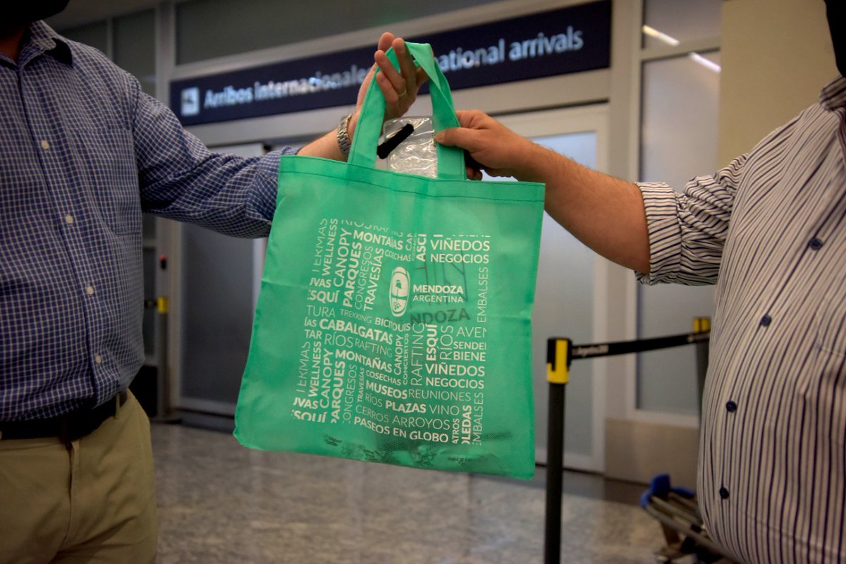 Felices de recibir a los primeros pasajeros provenientes de Panamá, les entregamos obsequios relacionados con Mendoza.

Después de 20 meses, 140 personas pudieron llegar a Mendoza, por turismo, trabajo o para reencontrarse con su familia. 

Bienvenida, nuevamente, <a href="/CopaAirlines/">Copa Airlines</a>