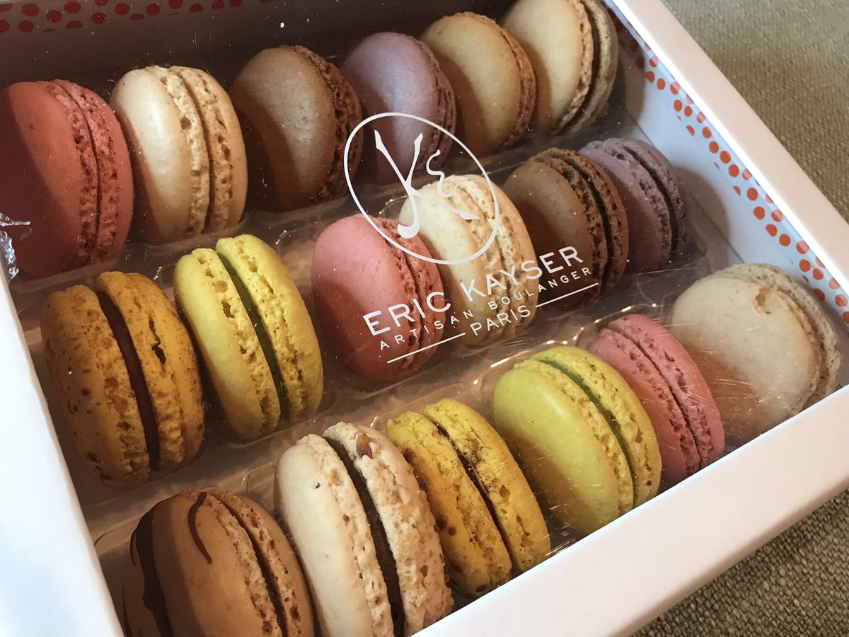 frsalonpivot's tweet photo. 日本からBonjour 
夫のフランス土産#2
エリックカイザーのマカロン
マカロン好きの子どもたちが一気に食べてなくなりました💦
個人的にはコーヒー味が甘さと苦味のバランスがよく好きでした💕
#マカロン #エリックカイザー #フランス土産　#パリ土産 https://t.co/vTMcGrOc5P