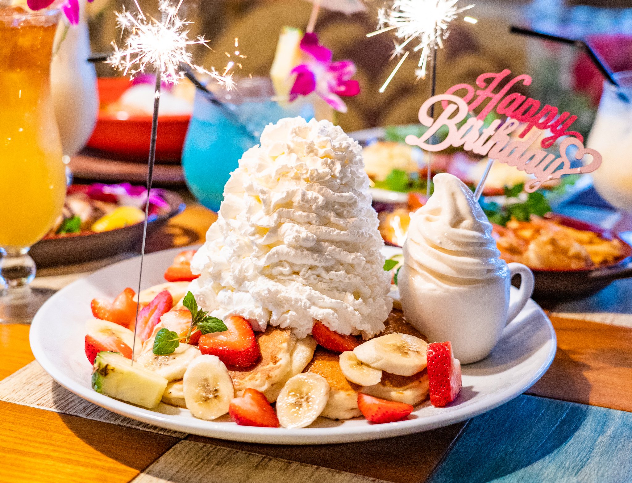 Twitter 上的 コナズ珈琲 公式 ハワイアンカフェ パンケーキ コーヒー 大切な方の誕生日に バースデープレート で感動を届けよう 人気no 1商品の ストロベリー バナナホイップパンケーキ をソフトクリームと花火 Happybirthday の飾りで
