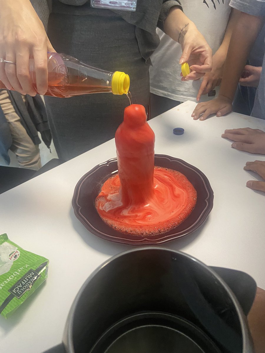 Bol köpürtmeli günaydın 🌞 5.sınıflarımız kulüp derslerinde kimyasal tepkime hazırlamayı öğreniyor.👩‍🔬🧑‍🔬⚗️<a href="/ardaergez/">Arda ERGEZ</a> <a href="/fatlihann/">Fırat atlıhan</a> <a href="/tuubauysal/">Tuba Uysal</a> <a href="/nesluck/">Neslihan Beyli Demir</a> <a href="/DuyguISIKKAYA/">Duygu A. IŞIKKAYA</a> <a href="/Sertaccgulerr/">Sertaç GÜLER</a>