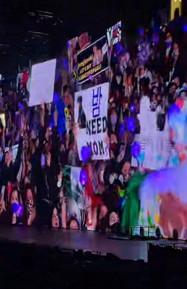 Estos carteles de “papi seokjin” y “bam necesita mamá” salieron en la pantalla grande, JAJSJAKAJJA helpp

<a href="/BTS_twt/">방탄소년단</a>