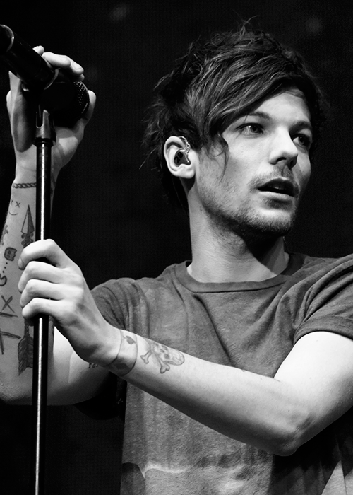 Today (December 2) in 2015 - Louis is simply stunning as the boys perform at the Triple Ho Show in San Jose 😍😍