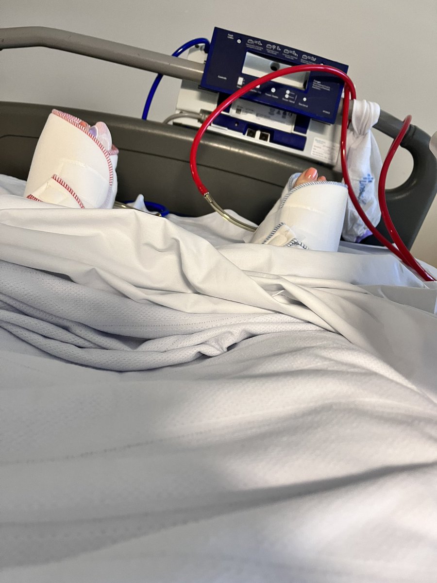 julesaj1's tweet photo. Right knee #tkr #doneanddusted I’m feeling good. Thanks once again to my amazing surgeon, brilliant anaesthetist and the hospital staff 🦵🏻🦵🏻#rightknee #nurses #lakemacprivatehospital @newietraveller https://t.co/H1wfJXhvsy