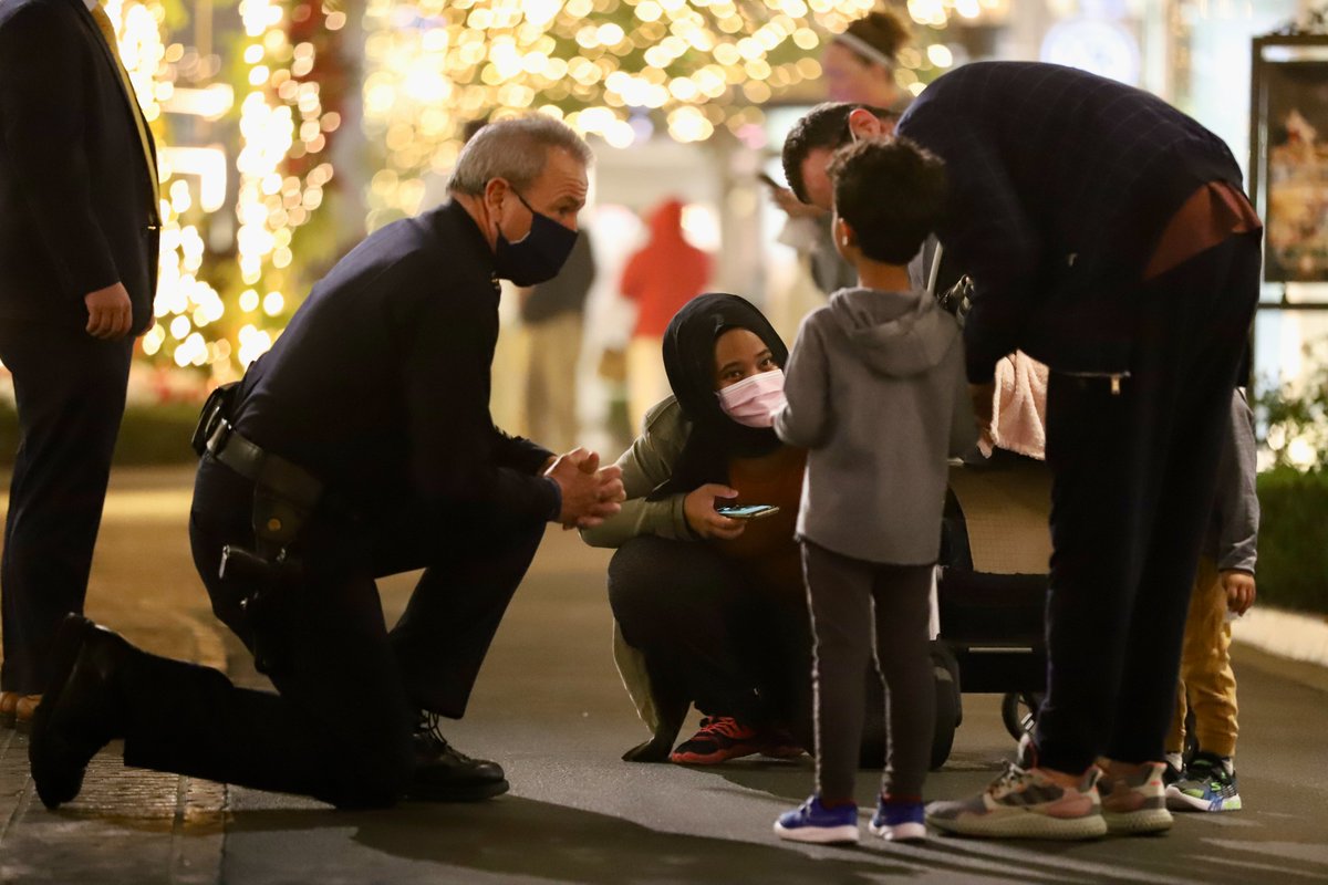 LAPDHQ's tweet photo. Tonight LAPD Chief Moore walked a footbeat at The Grove &amp; The Farmers Market to remind the community &amp; business owners they’re not alone—that recent thefts &amp; robberies will not be tolerated. Our presence will be constant and highly visible for the safety of Angelenos &amp; shoppers. https://t.co/j8kpztDCV3